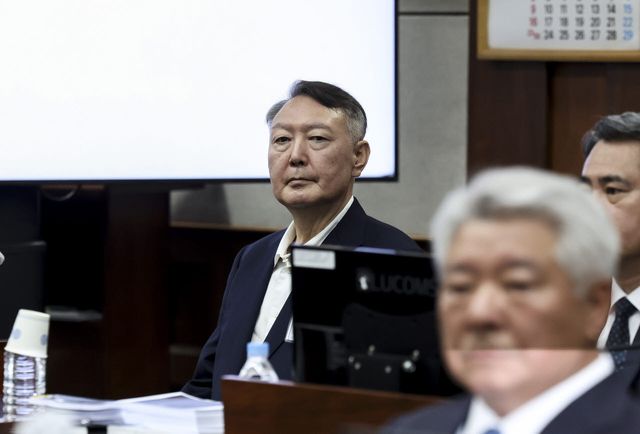 윤석열 전 대통령이 지난해 9월 26일 서울 서초구 서울중앙지법에서 열린 특수공무집행방해, 직권남용 권리행사방해 등 혐의 사건 1차 공판에 출석해 있다. (사진=공동취재단)