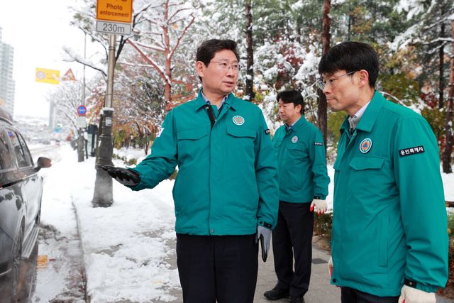 제설작업을 현장 점검하는 이상일 용인특례시장.(사진=용인시)