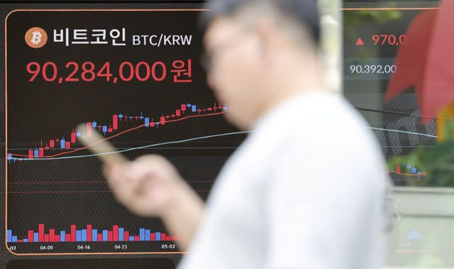 1일 서울 강남구 빗썸라운지 전광판에 비트코인 가격이 표시돼 있다. (뉴시스)