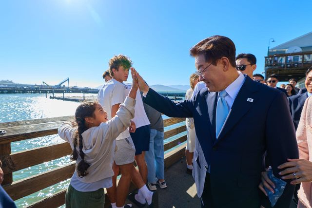 미국·남미 순방에 나선 이재명 대통령이 25일(현지시간) 미국 샌프란시스코 피어39를 방문해 한 어린이와 하이파이브를 하고 있다. [공동취재단]
