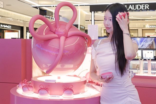 직원이 신세계면세점 명동점 팝업스토어에서 선보이는 장원영 협업 컬렉션 '포에버 체리'의 '리본 체리 글래스 헤어브러시'를 소개하고 있다.