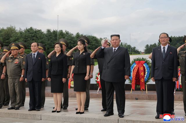 김정은 북한 국무위원장이 지난 26일 ‘전승절’로 기념하는 정전협정 체결 73주년(7월 27일)을 맞아 대성산혁명열사릉을 찾아 헌화하고 경의를 표했다고 조선중앙통신이 27일 보도했다. 이날 참배에는 김 위원장의 부인 리설주 여사와 딸 주애가 함께 참석했다.[조선중앙통신=연합뉴스 제공]