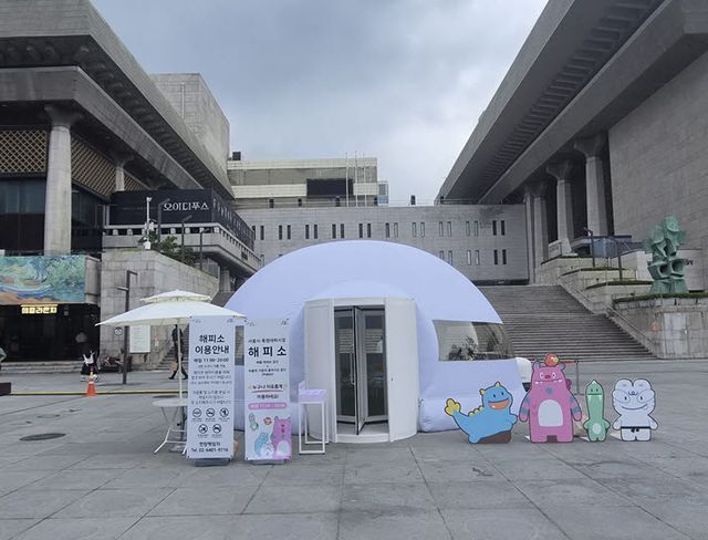 광화문광장에 설치된 서울형 야외 무더위 대피공간 ‘해피소’. (사진=서울시 제공)