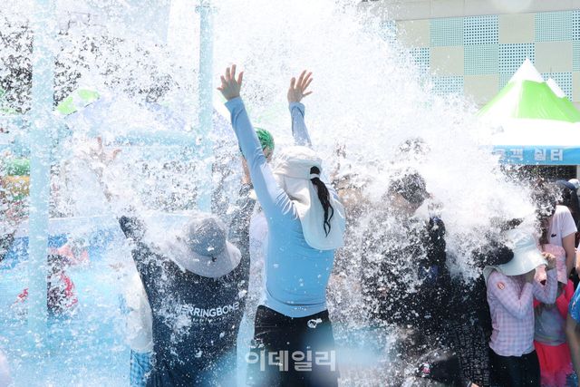 지난 26일 서울 성북구 숭덕초에 마련된 '성북문화바캉스' 물놀이장에서 아이들이 물놀이를 하고 있다. (사진=이영훈 기자)