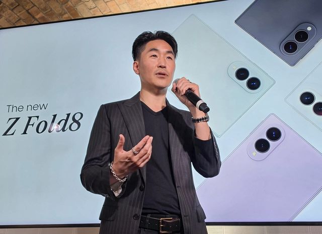 23일(현지시간) 영국 런던에서 열린 갤럭시 디자인 브리핑에서 삼성전자 MX사업부 디자인팀장 이일환 부사장이 갤럭시 디자인의 핵심 가치와 8세대 갤럭시 폴더블 제품과 갤럭시 워치9의 디자인에 대해 소개하고 있다. (사진=삼성전자)
