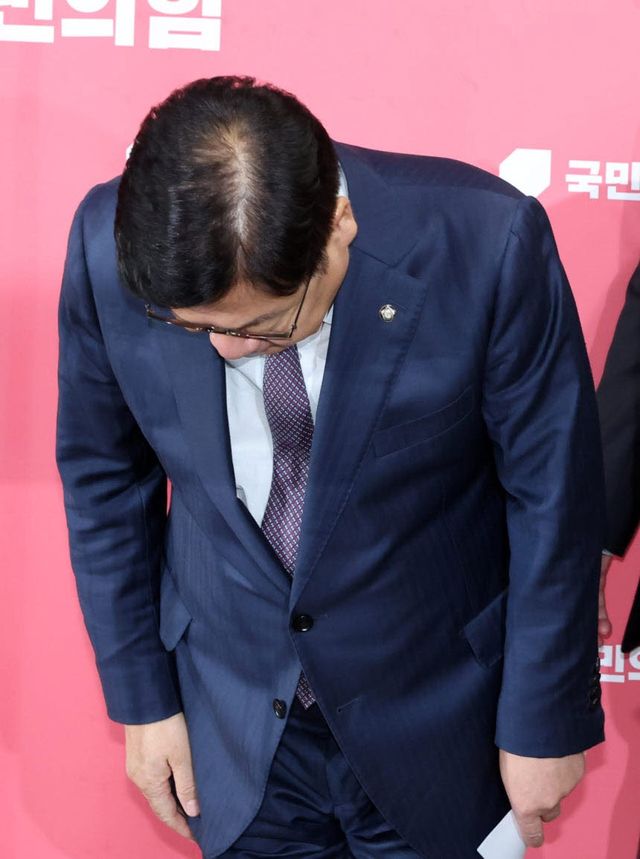 [이데일리 방인권 기자] 정점식 국민의힘 원내대표가 27일 오전 서울 여의도 국회에서 권영진 의원의 ‘멱살 소동’ 관련 브리핑을 하고 있다.