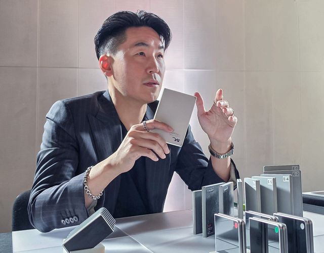 23일(현지시간) 영국 런던에서 열린 갤럭시 디자인 브리핑에서 삼성전자 MX사업부 디자인팀장 이일환 부사장이 갤럭시 디자인의 핵심 가치와 8세대 갤럭시 폴더블 제품과 갤럭시 워치9의 디자인에 대해 소개하고 있다. (사진=삼성전자)