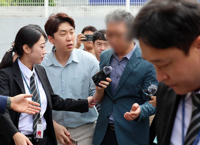영장실질심사 출석하는 '장윤기 사건' 형사과장(사진= 연합뉴스)