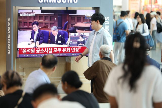 대선후보 시절 건진법사 전성배 씨에 관한 허위사실을 공표한 혐의로 기소된 윤석열 전 대통령 1심 선고 공판이 열린 27일 서울역에서 시민들이 관련 방송을 지켜보고 있다. (사진=뉴시스)