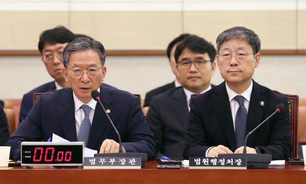 정성호 법무부 장관 (사진 왼쪽, 연합뉴스)