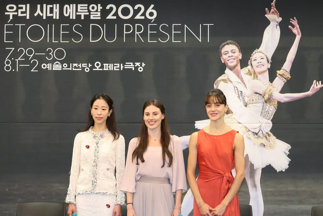 27일 서울 서초구 예술의전당에서 열린 국제 발레 갈라 '우리 시대 에투알 2026' 기자간담회에서 참석자들이 기념촬영을 하고 있다. 왼쪽부터 박세은 파리 오페라 발레 수석무용수, 타일러 펙 뉴욕 시티 발레 수석 무용수, 니콜레타 마니 라 스칼라 발레 수석무용수. (사진=연합뉴스)
