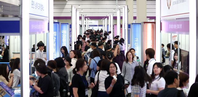 지난 23일 서울 강남구 코엑스에서 열린 2027학년도 수시 대학입학정보박람회에서 학부모·학생들이 입시 상담을 받고 있다. (사진=뉴시스)