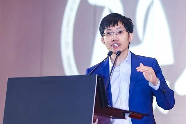 량원펑 딥시크 창업자 겸 최고경영자(CEO)가 2019년 8월 30일 중국 상하이에서 열린 제10회 중국 사모펀드 골든불 어워드에서 기조연설을 하고 있다.(사진=웨이보)