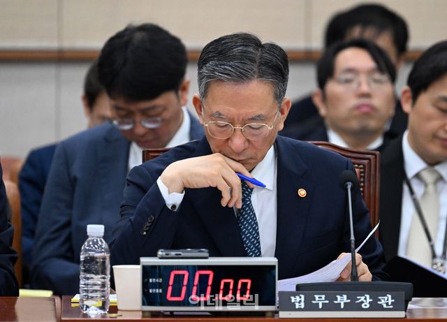최근 사의를 표명한 정성호 법무부 장관이 27일 서울 여의도 국회에서 열린 법제사법위원회 전체회의에 참석해 자료를 살펴보고 있다.(사진=방인권 기자)