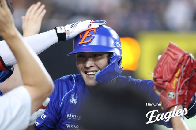 한화이글스 한지윤이 승부에 쐐기를 박는 홈런을 때린 뒤 동료들로부터 축하를 받고 있다. 사진=한화이글스