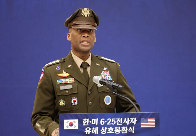 제이비어 브런슨 주한미군사령관이 지난달 5일 성남 서울공항에서 열린 한·미 6·25전사자 유해 상호봉환식에서 기념사를 하고 있다. [청와대통신사진기자단]