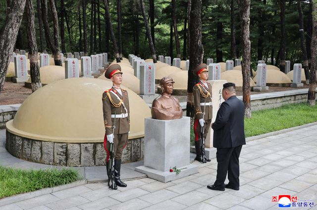 김정은 북한 국무위원장이 지난 26일 ‘전승절’로 기념하는 정전협정 체결 73주년(7월 27일)을 맞아 평안남도 회창군에 위치한 중국인민지원군열사릉원을 찾아 헌화하고 경의를 표했다고 조선중앙통신이 27일 보도했다. [조선중앙통신=연합뉴스 제공]
