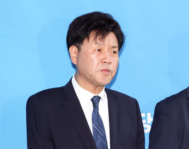 더불어민주당 8·17 전당대회에 최고위원 후보로 등록한 김용 전 민주연구원 부원장이 지난 17일 국회에서 후보 자격 논란과 관련된 입장을 밝히고 있다. (사진=연합뉴스)