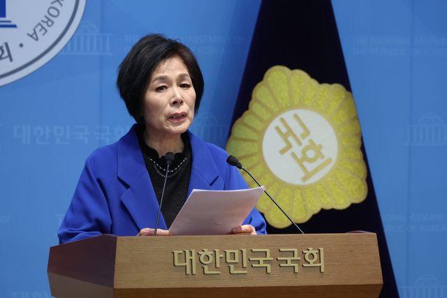 기자회견 하는 최민희 의원