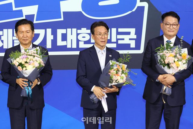 더불어민주당 당대표·최고위원 선출을 위한 예비경선 결과발표가 23일 서울 여의도 국회에서 열렸다. 본경선에 오른 정청래(왼쪽부터), 김민석, 송영길 후보가 꽃다발을 들고 있다. (사진=노진환 기자)