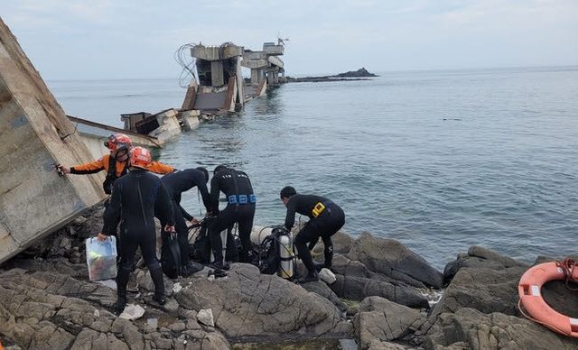 28일 경북 포항시 장길리복합낚시공원의 해상 인도교인 ‘보릿돌교’ 일부가 붕괴되자 경북소방본부 등 관계당국이 구조에 나서고 있다.(사진=경북소방본부)