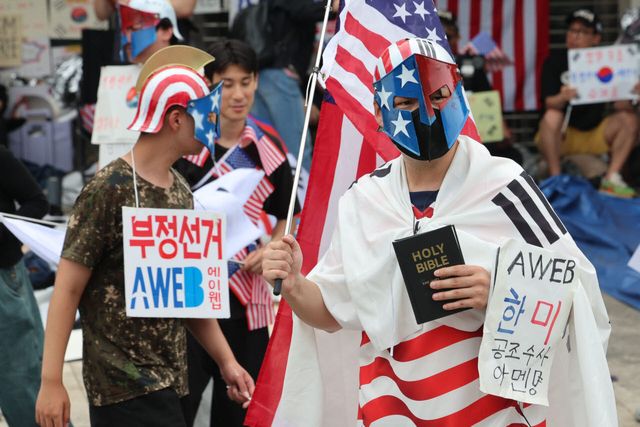 사진은 기사의 내용과 상관없음. 제9회 전국동시지방선거 투표용지 부족 사태에 항의하며 개표소 봉쇄 시위를 이어가고 있는 17일 서울 송파구 올림픽공원 핸드볼경기장에 설치된 개표소 문 앞을 시민들이 지키고 있다.(사진=뉴시스)