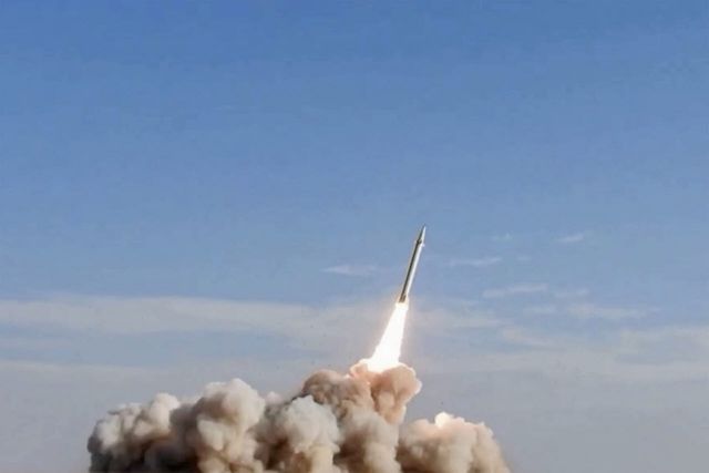 이란 이슬람혁명수비대(IRGC)가 지난 20일(현지시간) 공개한 영상에서 걸프 지역 미군 표적을 겨냥한 미사일이 발사되고 있다.