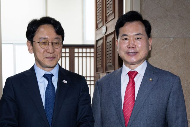 더불어민주당 천준호(왼쪽), 국민의힘 김승수 원내운영수석부대표가 지난 15일 서울 여의도 국회에서 회동을 마친 후 취재진 질문에 답하고 있다.사진=뉴스1