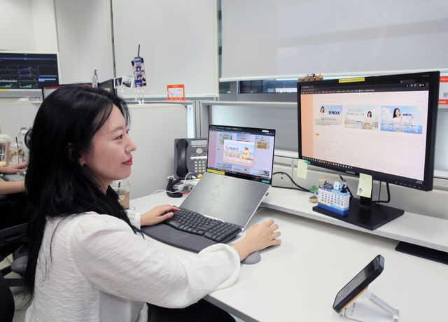 NS홈쇼핑 임직원이 콘텐츠 제작AI ‘엔송이’를 사용해 이미지 콘텐츠를 만들고 있다. (사진=NS홈쇼핑)
