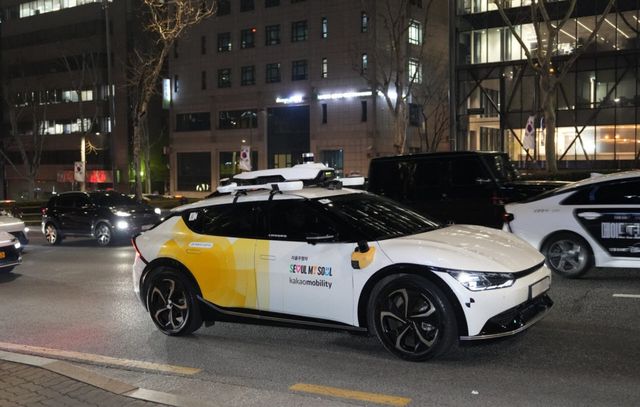 카카오모빌리티 자체 기술 기반 ‘서울자율차’가 서울 강남구 일대 도로를 주행하고 있다.(사진=카카오모빌리티)