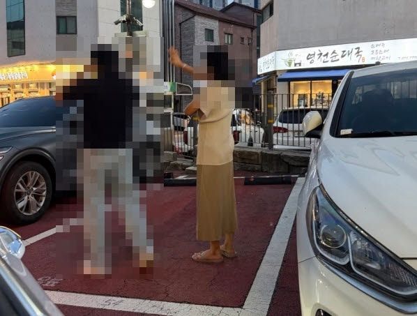 28일 온라인 커뮤니티에 '공영주차장에서 황당한 일을 겪었다'는 글과 함께 올라온 사진. 해당 사진 속 여성은 15분 간 빈 주차 칸을 막고 서 다른 차의 진입을 어렵게 했다. (사진=뉴스1)