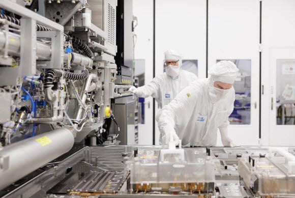 ASML 직원들이 EUV 노광장비를 살펴보고 있다. (사진=ASML)