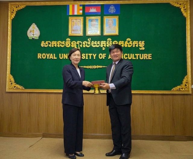 김건희(왼쪽) 덕성여대 석좌교수와 응오 분탄 캄보디아 왕립농과대학 총장. (사진=덕성여대)