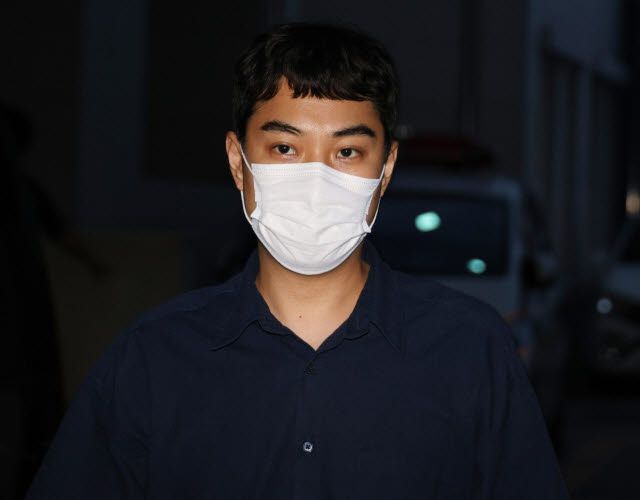 아동 성매매 혐의를 받는 최영중 전 청주시의원이 청주 청원경찰서에서 피의자 신분으로 소환돼 조사를 받은 뒤 27일 새벽 청사를 빠져나가고 있다. (사진=연합뉴스)