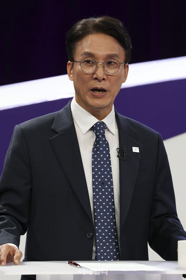 김민석 더불어민주당 당대표 후보가 29일 오후 서울 마포구 MBC에서 TV토론회 시작을 준비하고 있다. (사진=국회 기자단)