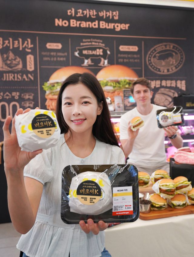 29일 서울 마포구 노브랜드 버거 홍대점 팝업매장에서 모델들이 신세계푸드의 노브랜드 버거 '버크셔K 카츠'와 '버크셔K 카츠 어니언'을 소개하고 있다. (사진=신세계푸드).