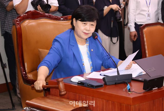 서영교 법사위원장이 27일 국회에서 열린 법제사법위원회 전체회의에서 의사봉을 두드리고 있다. (사진=방인권 기자)