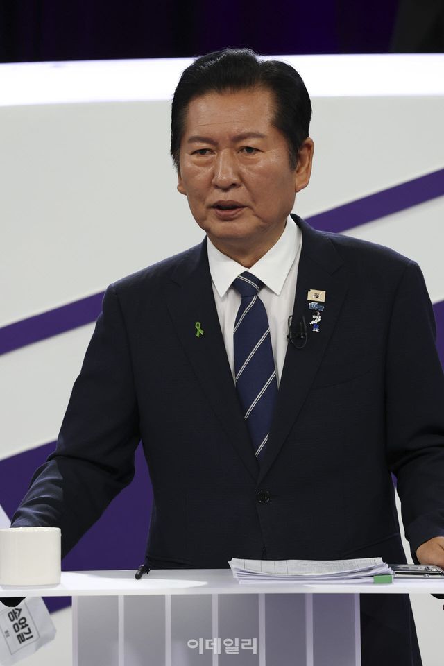 정청래 더불어민주당 당대표 후보가 29일 오후 서울 마포구 MBC에서 TV토론회 시작을 준비하고 있다. (사진=국회 기자단)
