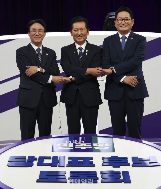 김민석, 정청래, 송영길 더불어민주당 당대표 후보(왼쪽부터)가 29일 오후 서울 마포구 MBC에서 TV토론회 시작 전 포즈를 취하고 있다. (사진=국회 기자단)