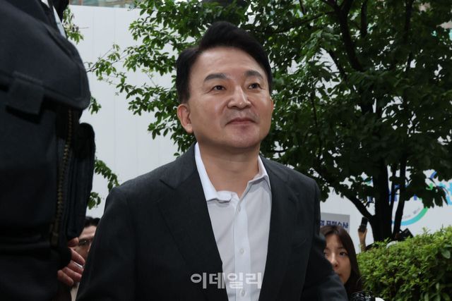 원희룡 전 국토교통부 장관이 지난 23일 경기 과천시 2차 종합특별검사팀 사무실로 직권남용 권리행사방해혐의 관련 피의자 조사를 받기 위해 출석하고 있다. (사진=이영훈 기자)