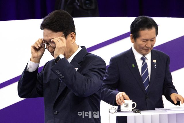 김민석 더불어민주당 당대표 후보와 정청래 후보가 29일 오후 서울 마포구 MBC에서 TV토론회 시작 전 자리로 이동하고 있다. (사진=국회 기자단)