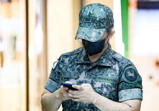 휴대전화 사용하는 병사. 사진은 기사 내용과 무관함. (사진= 연합뉴스)