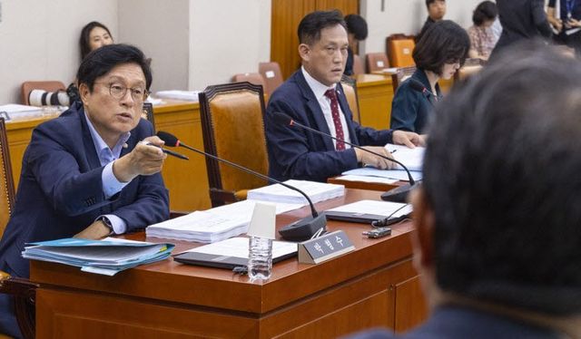 28일 국회에서 열린 법제사법위원회 법안심사 제1소위원회에서 위원장인 김승원 더불어민주당 의원이 안건 순서 변경을 설명하자 박형수 국민의힘 의원(왼쪽)이 협의 없는 순서 변경이라 항의하고 있다.(사진=연합뉴스)