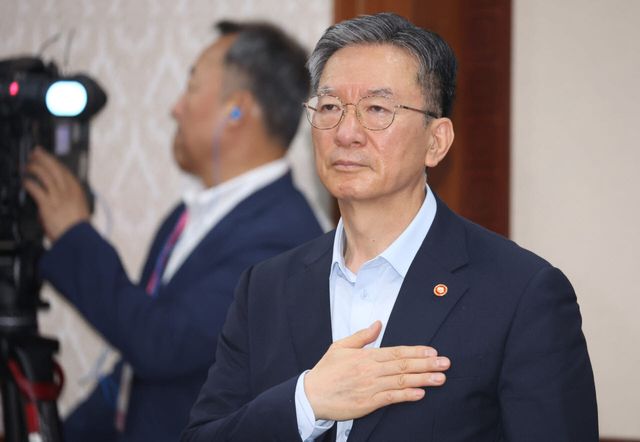 정성호 법무부 장관이 지난 28일 서울 종로구 정부서울청사에서 열린 국무회의에서 국기에 대한 경례를 하고 있다. (사진=공동취재)