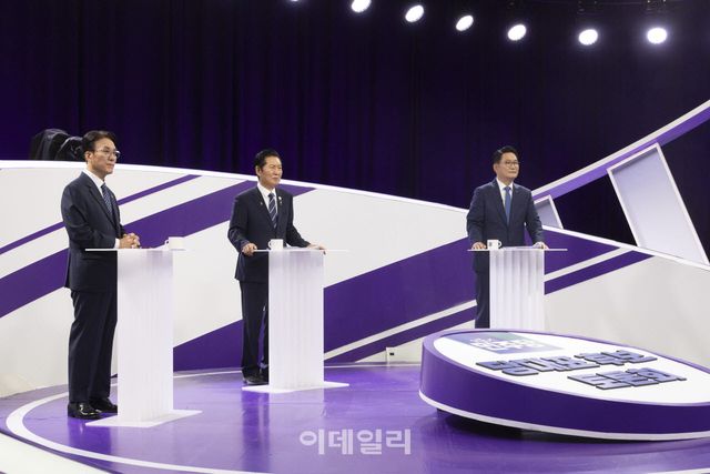 김민석, 정청래, 송영길 더불어민주당 당대표 후보가 29일 오후 서울 마포구 MBC에서 TV토론회 시작 전 토론 준비를 하고 있다. (사진=국회 기자단)