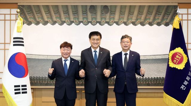 지난 24일 전북특별자치도의회를 방문한 남종섭(왼쪽) 경기도의회 의장이 김희수(가운데) 전북특별자치도의회 의장, 안신일 세종특별자치시의회 의장과 지방의회법 제정 및 지방의회 제도 개선을 위한 협력 방안에 대한 간담회 후 기념사진을 찍고 있다.(사진=경기도의회)