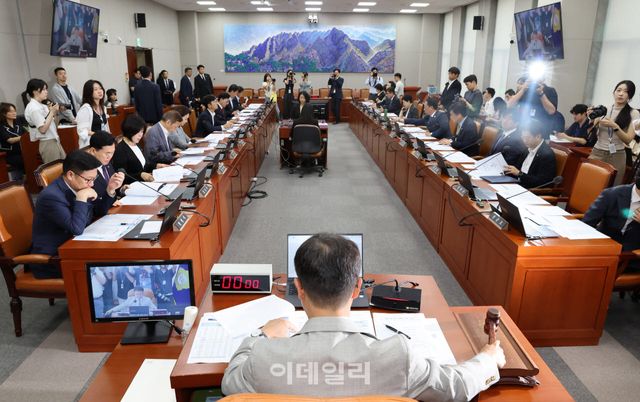 국회 운영위원장인 한병도 더불어민주당 당대표 직무대행 겸 원내대표가 27일 서울 여의도 국회에서 열린 국회 운영위원회 전체회의를 진행하고 있다. (사진=방인권 기자)
