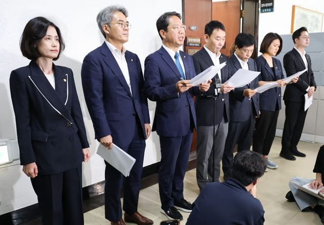 형소법 개정안 관련 기자회견 하는 범여권 법사위원들. (사진=연합뉴스)