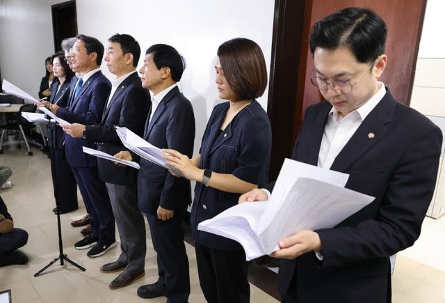 형소법 개정안 관련 기자회견 하는 범여권 법사위원들. (사진=연합뉴스)