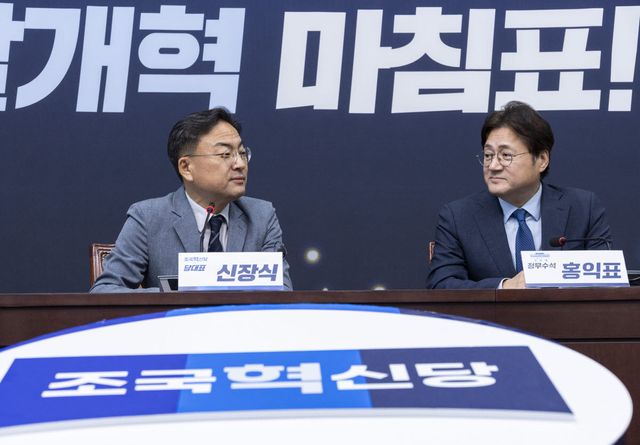 신장식 조국혁신당 대표(왼쪽)가 29일 신 대표 취임을 축하하기 위해 서울 영등포구 여의도 국회 내 혁신당을 방문한 홍익표 청와대 정무수석에게 인사말을 하고 있다.(사진=연합뉴스)